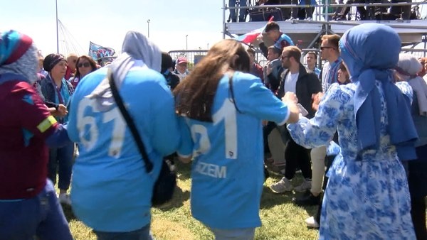 Trabzonspor taraftarı Yeni Kapı'da! Muhteşem kareler...Foto Galeri 23