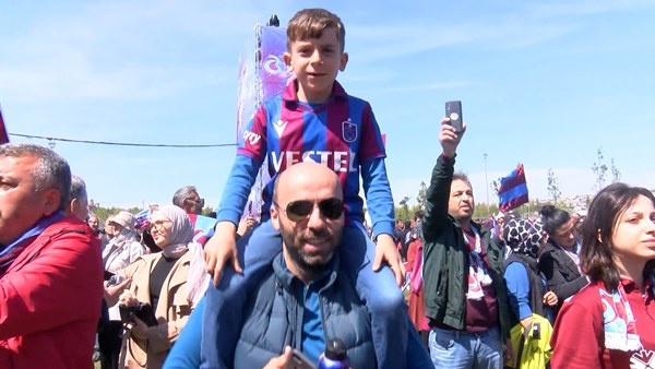 Trabzonspor taraftarı Yeni Kapı'da! Muhteşem kareler...Foto Galeri 31