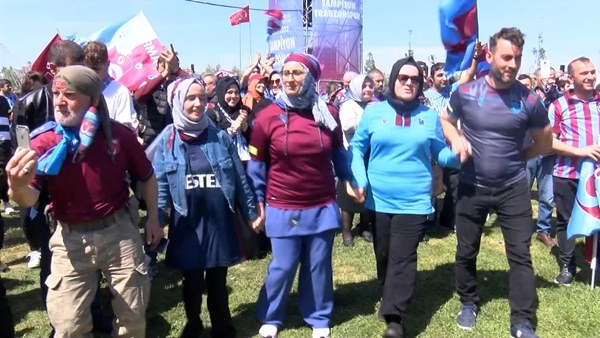 Trabzonspor taraftarı Yeni Kapı'da! Muhteşem kareler...Foto Galeri 34