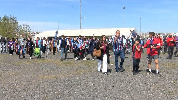 Trabzonspor taraftarı Yeni Kapı'da! Muhteşem kareler...Foto Galeri 30