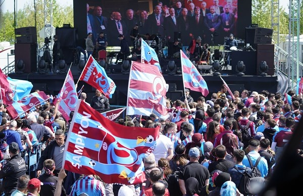 Trabzonspor taraftarı Yeni Kapı'da! Muhteşem kareler...Foto Galeri 6