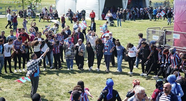 Trabzonspor taraftarı Yeni Kapı'da! Muhteşem kareler...Foto Galeri 12
