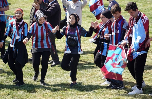 Trabzonspor taraftarı Yeni Kapı'da! Muhteşem kareler...Foto Galeri 13