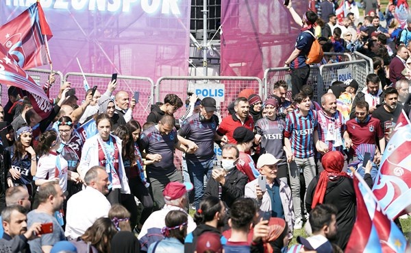 Trabzonspor taraftarı Yeni Kapı'da! Muhteşem kareler...Foto Galeri 4