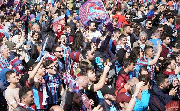 Trabzonspor taraftarı Yeni Kapı'da! Muhteşem kareler...Foto Galeri 9