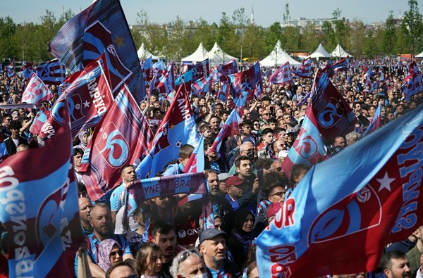 Trabzonspor taraftarı Yeni Kapı'da! Muhteşem kareler...Foto Galeri 8