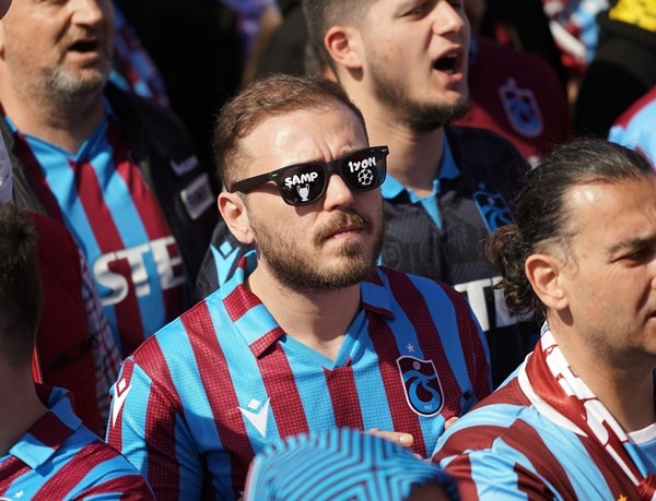 Trabzonspor taraftarı Yeni Kapı'da! Muhteşem kareler...Foto Galeri 5