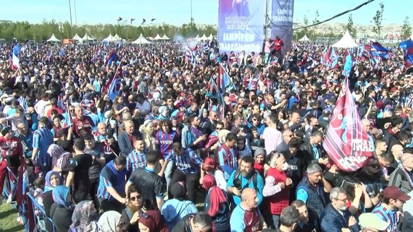 Trabzonspor taraftarı Yeni Kapı'da! Muhteşem kareler...Foto Galeri 33