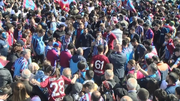Trabzonspor taraftarı Yeni Kapı'da! Muhteşem kareler...Foto Galeri 27