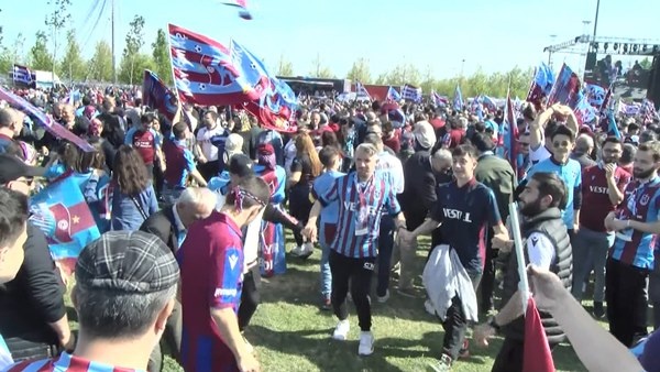 Trabzonspor taraftarı Yeni Kapı'da! Muhteşem kareler...Foto Galeri 35