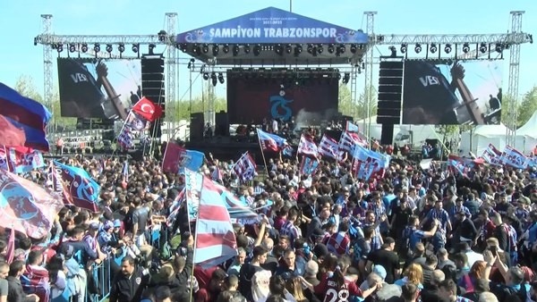 Trabzonspor taraftarı Yeni Kapı'da! Muhteşem kareler...Foto Galeri 25