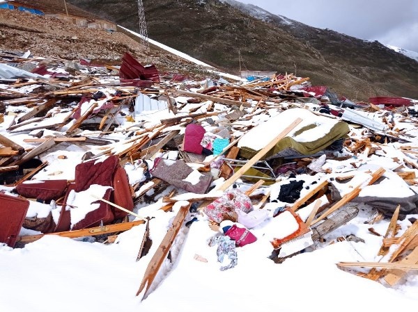 Rize'de çığ düşen yaylada 9 evde hasar oluştu. Foto Haber 2