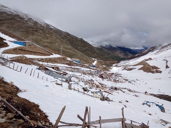 Rize'de çığ düşen yaylada 9 evde hasar oluştu. Foto Haber 3