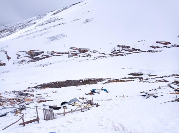 Rize'de çığ düşen yaylada 9 evde hasar oluştu. Foto Haber 4