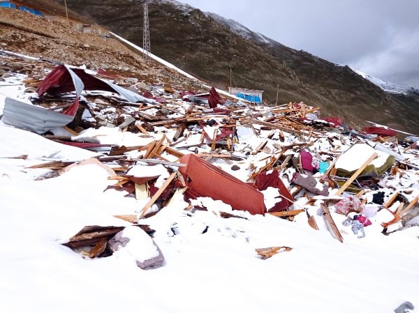 Rize'de çığ düşen yaylada 9 evde hasar oluştu. Foto Haber 5