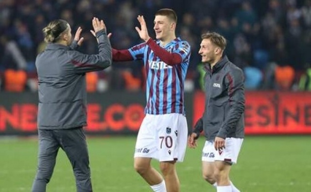 Fransız ekibi Trabzonspor'un genç yıldızı için harekete geçti! Burak Yılmaz'ı devreye soktular. Foto Haber 8