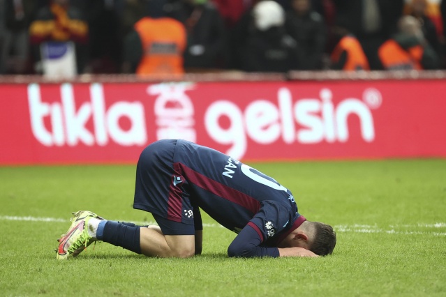 Fransız ekibi Trabzonspor'un genç yıldızı için harekete geçti! Burak Yılmaz'ı devreye soktular. Foto Haber 11