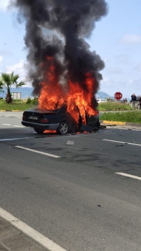 Trabzon'da kamyonetle çarpışan otomobil alev aldı: 2 yaralı. Foto Haber 11
