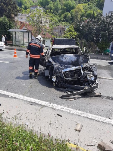 Trabzon'da kamyonetle çarpışan otomobil alev aldı: 2 yaralı. Foto Haber 12