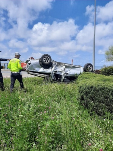 Trabzon'da kamyonetle çarpışan otomobil alev aldı: 2 yaralı. Foto Haber 13