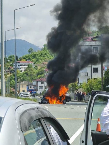 Trabzon'da kamyonetle çarpışan otomobil alev aldı: 2 yaralı. Foto Haber 2
