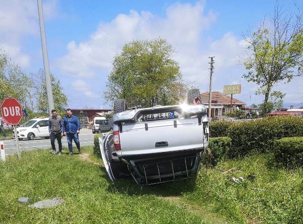 Trabzon'da kamyonetle çarpışan otomobil alev aldı: 2 yaralı. Foto Haber 7