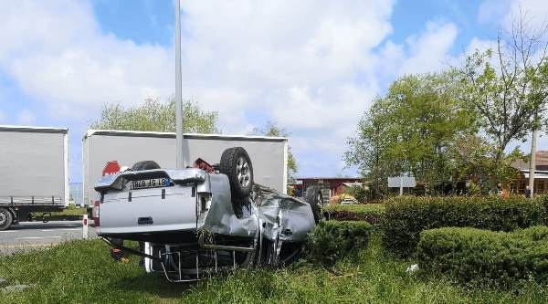 Trabzon'da kamyonetle çarpışan otomobil alev aldı: 2 yaralı. Foto Haber 8