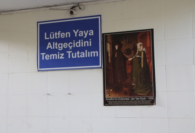 Rize'de alt geçide tuvaletini yapanların fotoğraflarını astılar. Foto Haber 2