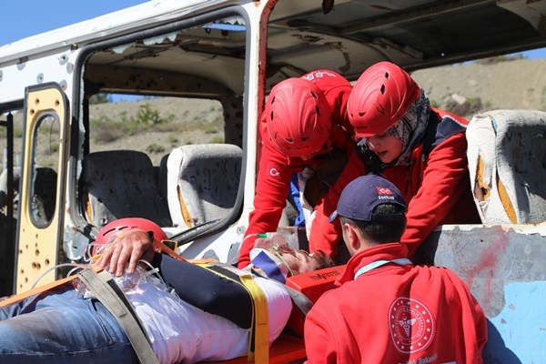 Gümüşhane’de UMKE ekiplerinden nefes kesen tatbikat. Foto Haber 4