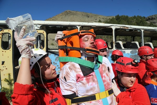 Gümüşhane’de UMKE ekiplerinden nefes kesen tatbikat. Foto Haber 7