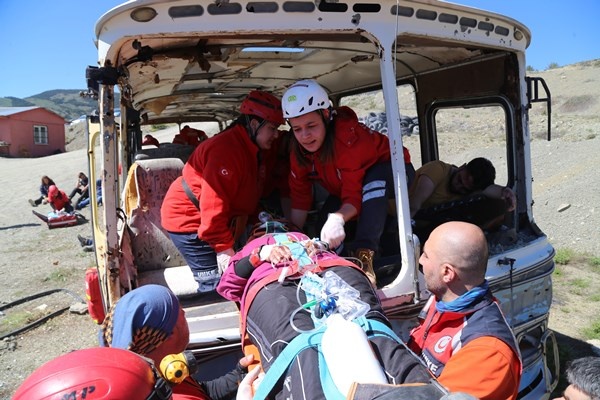 Gümüşhane’de UMKE ekiplerinden nefes kesen tatbikat. Foto Haber 10