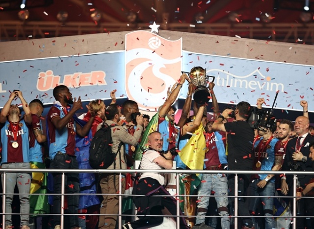 Şampiyon Trabzonspor kupasına kavuştu. Foto Haber 8