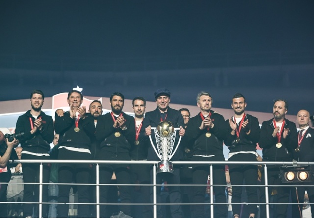 Şampiyon Trabzonspor kupasına kavuştu. Foto Haber 7