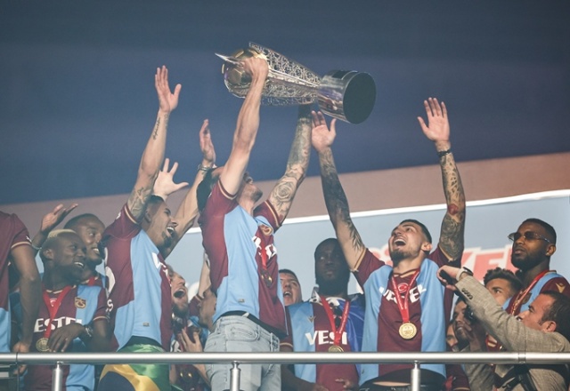 Şampiyon Trabzonspor kupasına kavuştu. Foto Haber 12