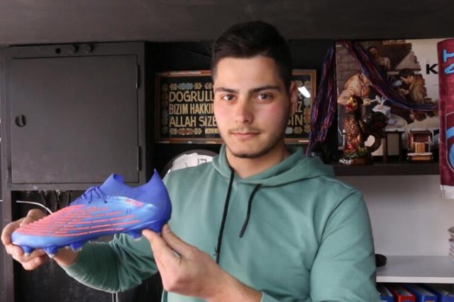 Trabzonsporlu Hugo'nun kramponlarının biri satışta diğeri fanusta! Foto Haber 4
