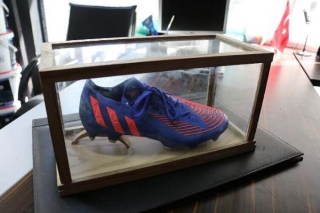 Trabzonsporlu Hugo'nun kramponlarının biri satışta diğeri fanusta! Foto Haber 14