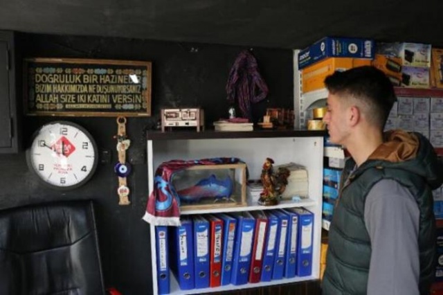 Trabzonsporlu Hugo'nun kramponlarının biri satışta diğeri fanusta! Foto Haber 9