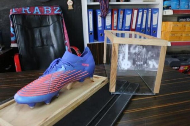 Trabzonsporlu Hugo'nun kramponlarının biri satışta diğeri fanusta! Foto Haber 3