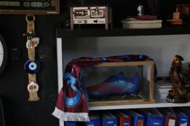 Trabzonsporlu Hugo'nun kramponlarının biri satışta diğeri fanusta! Foto Haber 11