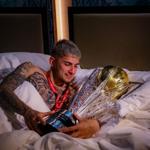 Uğurcan, Dorukhan ve Berat kupa ile yatakta poz verdi. Foto Haber 3