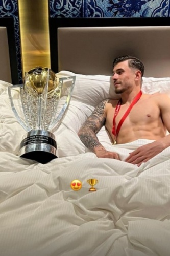 Uğurcan, Dorukhan ve Berat kupa ile yatakta poz verdi. Foto Haber 2