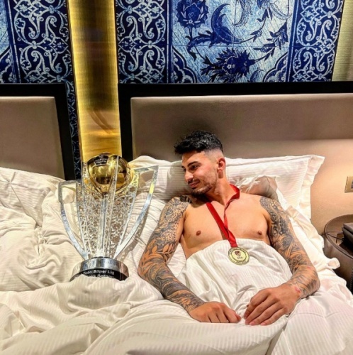 Uğurcan, Dorukhan ve Berat kupa ile yatakta poz verdi. Foto Haber 4