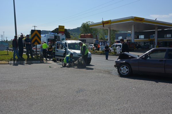 Trabzon yolunda kaza! Ünlü oyuncunun ailesi yaralandı. Foto Haber 2