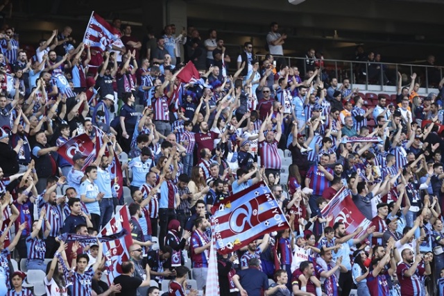 Trabzonsporlu taraftarlar Olimpiyat Stadı'nın tribünlerini doldurdu. Goto Galeri 1