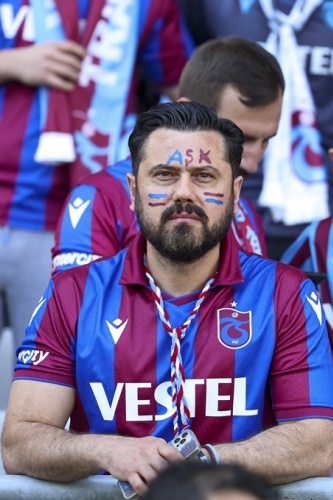 Trabzonsporlu taraftarlar Olimpiyat Stadı'nın tribünlerini doldurdu. Goto Galeri 3