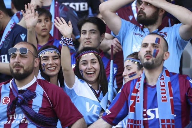 Trabzonsporlu taraftarlar Olimpiyat Stadı'nın tribünlerini doldurdu. Goto Galeri 8