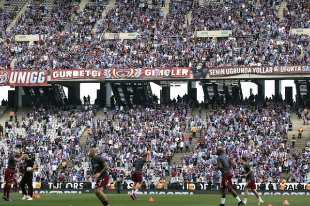 Trabzonsporlu taraftarlar Olimpiyat Stadı'nın tribünlerini doldurdu. Goto Galeri 17