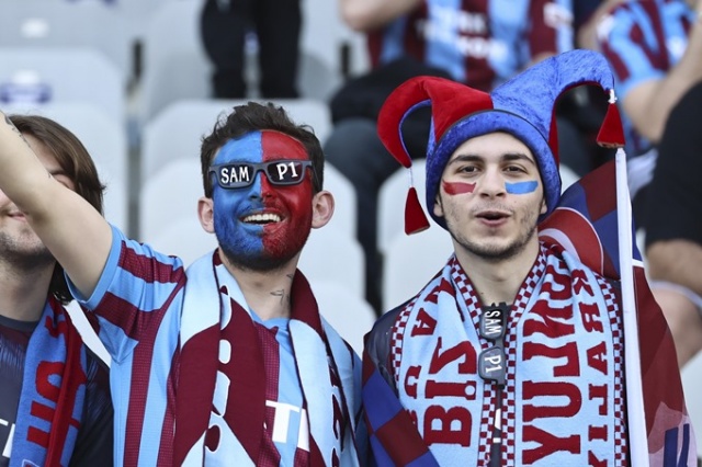 Trabzonsporlu taraftarlar Olimpiyat Stadı'nın tribünlerini doldurdu. Goto Galeri 7