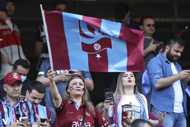 Trabzonsporlu taraftarlar Olimpiyat Stadı'nın tribünlerini doldurdu. Goto Galeri 6