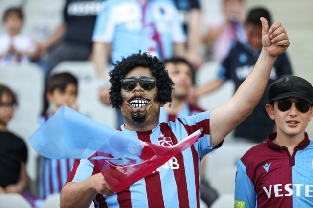 Trabzonsporlu taraftarlar Olimpiyat Stadı'nın tribünlerini doldurdu. Goto Galeri 9